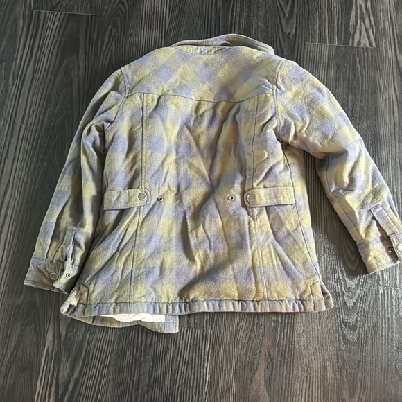 🍍GUIDE SERIES SHERPA LINED SNAP BUTTON JACKET🍍sz med🍍
Pit to pit 20”
Length 24” - Picture 4 of 4